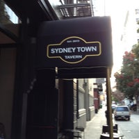 รูปภาพถ่ายที่ Sydney Town Tavern โดย Jamil S. เมื่อ 7/24/2013