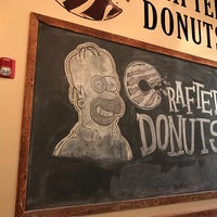 รูปภาพถ่ายที่ Crafted Donuts โดย Lena K. เมื่อ 9/18/2017