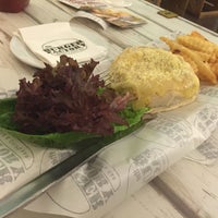 1/18/2015 tarihinde Lynda C.ziyaretçi tarafından The Burger Factory'de çekilen fotoğraf