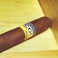 Foto tirada no(a) The Leaf Cigar Lounge por Foodie B. em 12/5/2012