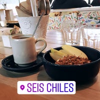 รูปภาพถ่ายที่ Seis Chiles โดย Perla G. เมื่อ 2/6/2017