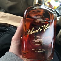 Foto tirada no(a) Fogies Liquor and Stogies por Chad G. em 10/11/2018
