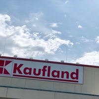 รูปภาพถ่ายที่ Kaufland โดย Jay F Kay เมื่อ 8/9/2018