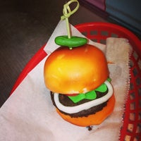 2/2/2014 tarihinde Sugar Yummy Mamaziyaretçi tarafından Burger Beast Burgie Awards At Esplanade Park'de çekilen fotoğraf