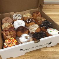 Foto tomada en DaVinci’s Donuts  por Roamilicious.com el 10/28/2015