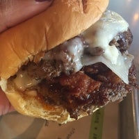 Das Foto wurde bei BurgerFi von Roamilicious.com am 7/28/2016 aufgenommen