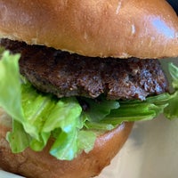 Foto diambil di Long Beach Burger Bar oleh Linus L. pada 6/10/2022