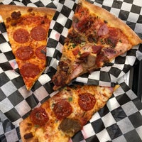 12/17/2018 tarihinde Eva M.ziyaretçi tarafından New York Pizzeria'de çekilen fotoğraf