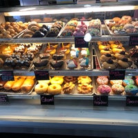 รูปภาพถ่ายที่ Zombee Donuts โดย Derek B. เมื่อ 1/2/2019