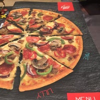 Foto diambil di Pizza Hut oleh Peyman S. pada 11/7/2016
