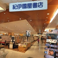 Photo taken at Books Kinokuniya by 龍 on 5/4/2017
