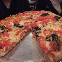Foto tomada en Dino &amp;amp; Santino&amp;#39;s Pizza  por Garry D. el 4/27/2015