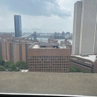 Foto tirada no(a) Manhattan Municipal Building por Sam M. em 6/14/2023