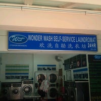 Photo taken at Wonder Wash Self-Service Laundromat by Azizul Haizum Rahmat on 3/3/2013