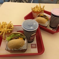 Photo taken at Burger Lovers by Vanessa P. on 7/25/2014