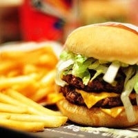 Foto diambil di Fatburger oleh Fatburger pada 8/8/2014