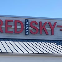 Foto scattata a Red Sky Tapas &amp;amp; Bar da Spaceman S. il 4/19/2022