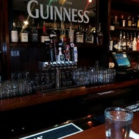 Foto tomada en Finley&amp;#39;s Pub  por Erin W. el 11/5/2012