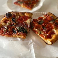 Foto scattata a Williamsburg Pizza da Varun A. il 5/1/2022