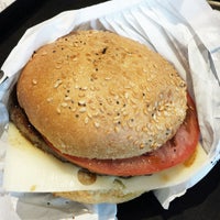 Foto tirada no(a) Hero Certified Burgers por Toni S. em 8/27/2014