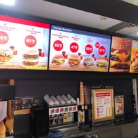 Photo taken at McDonald&amp;#39;s by Erkin  İÇ on 3/27/2022