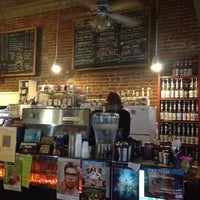 Foto diambil di The Coffee Pot Bistro oleh Larry H. pada 12/2/2012