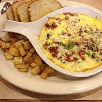 รูปภาพถ่ายที่ The Egg &amp;amp; I Restaurants- McAllen โดย Andres เมื่อ 1/19/2013