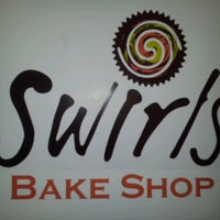 Foto tirada no(a) Swirls Bake Shop por Raja M. em 9/1/2013