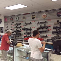 8/2/2015에 Raul P.님이 The Gun Store에서 찍은 사진