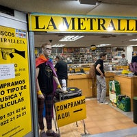 Foto diambil di Discos La Metralleta oleh Paul S. pada 6/28/2022