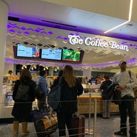Photo taken at The Coffee Bean &amp;amp; Tea Leaf by Paul S. on 11/19/2019