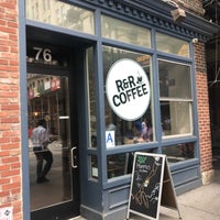 รูปภาพถ่ายที่ R&amp;amp;R Coffee โดย A เมื่อ 9/9/2019