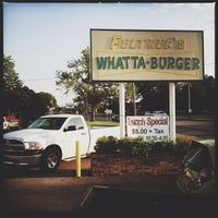 5/12/2013 tarihinde Bryan J.ziyaretçi tarafından Feltner&amp;#39;s Whatta-Burger'de çekilen fotoğraf
