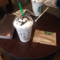 Das Foto wurde bei Starbucks von Verónica G. am 6/13/2016 aufgenommen