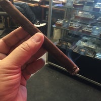 Das Foto wurde bei Martinez Handmade Cigars von Ryan R. am 12/21/2015 aufgenommen