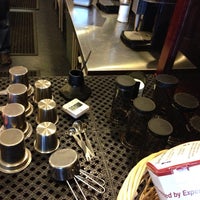 Photo prise au The Cupbearer Coffee &amp;amp; Tea Outfitter par Tugs le6/13/2013