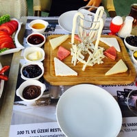 รูปภาพถ่ายที่ ŞATO Cafe โดย Özlem เมื่อ 8/27/2017