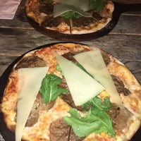 Foto diambil di İyi Pizza Bar oleh Salih pada 8/22/2018