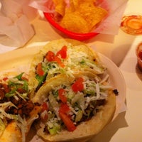 Foto diambil di Los 3 Burritos oleh Diet S. pada 10/25/2012