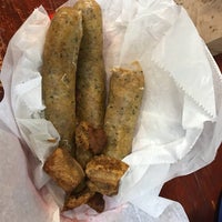 Photo prise au Chicken On The Bayou The BOUDIN Shop &amp;amp; Country Store par Ryan N. le12/27/2016