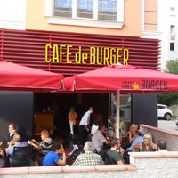 รูปภาพถ่ายที่ Cafe de Burger โดย Berke İ. เมื่อ 9/14/2014