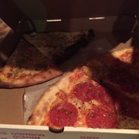รูปภาพถ่ายที่ Rosco&amp;#39;s Pizza โดย Steve J. เมื่อ 12/12/2015