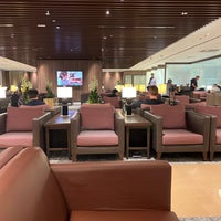 Photo taken at SIA SilverKris Lounge (Terminal 2) by Wendy P. on 10/30/2022