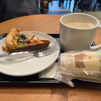 Photo taken at Starbucks by Yu on 12/10/2022