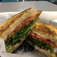 รูปภาพถ่ายที่ Haley&amp;#39;s Homemade Sandwiches โดย Monica เมื่อ 11/20/2012