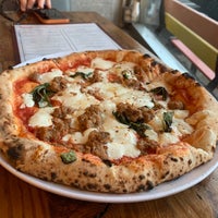 Foto tirada no(a) Pupatella Neapolitan Pizza por Peter B. em 3/26/2022