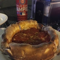 รูปภาพถ่ายที่ South of Chicago Pizza and Beef โดย Kara S. เมื่อ 6/10/2017