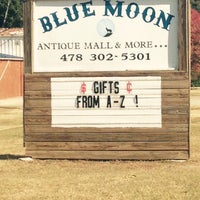 Foto tirada no(a) Blue Moon Antiques and More por Holly P. em 11/15/2014