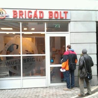 รูปภาพถ่ายที่ Bónusz Brigád โดย Mede Z. เมื่อ 12/18/2012
