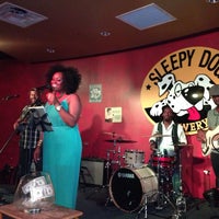 Foto tomada en Sleepy Dog Pub &amp;amp; Bistro  por John H. el 8/11/2013